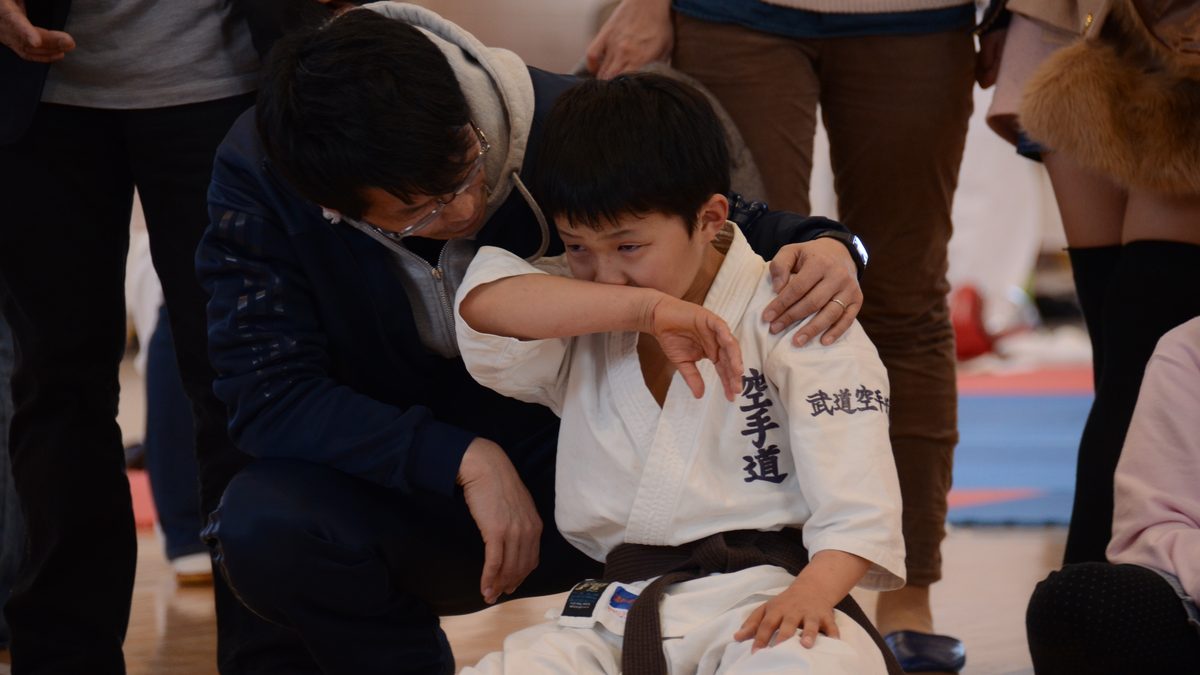 試合を終えた子に声をかける指導員