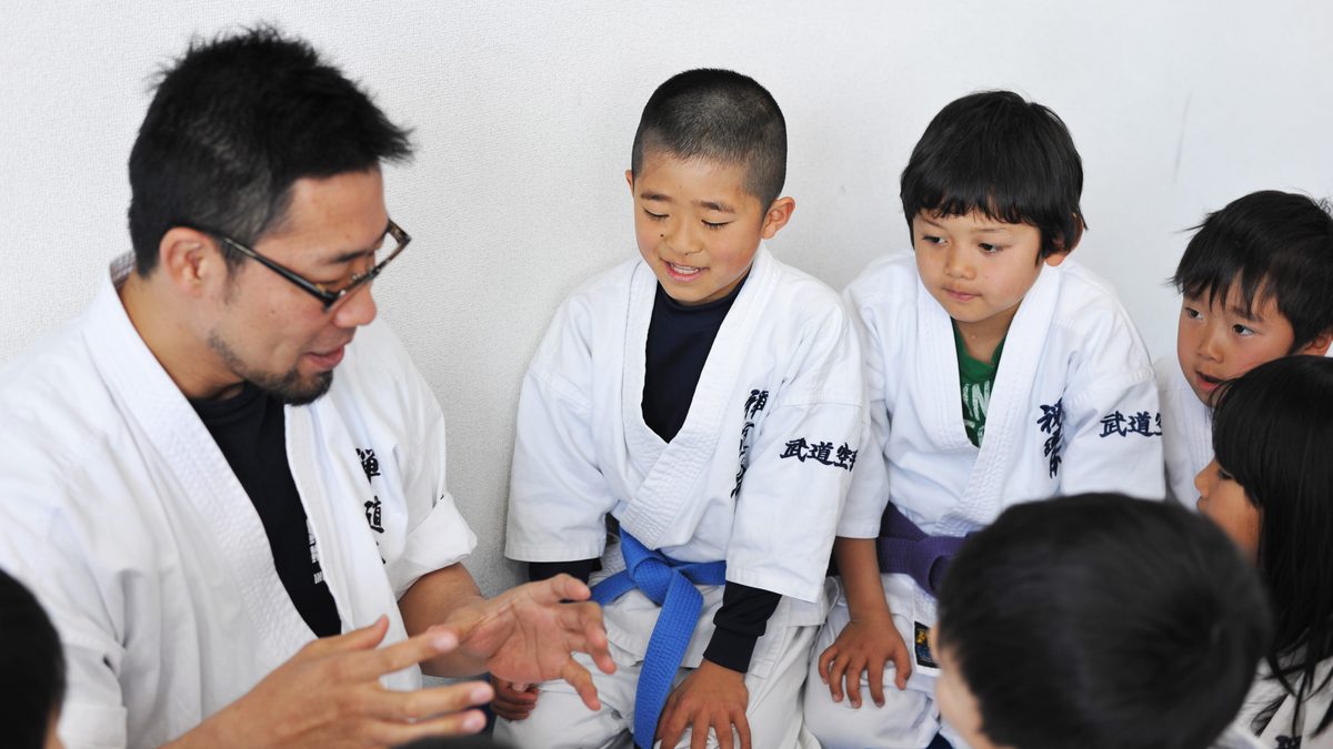 指導員が子供たちに動きを説明する様子