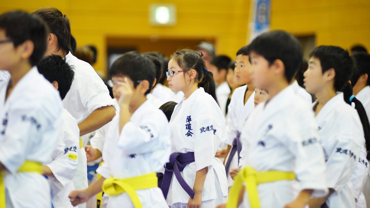 帯の色ごとに並ぶ子供たち