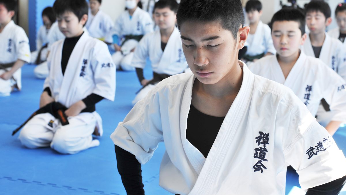稽古の前に正座して黙想する子供たち